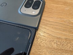 谷歌外壳的体积比金刚酰胺外壳增加了 1 至 2 毫米。