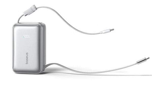 Baseus PicoGo AR11 配备两根集成式 USB-C 数据线,其中一根为可伸缩设计。
