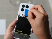 Fairphone 6 的电池特别容易更换。(图片来源：iFixit）