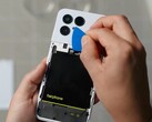 Fairphone 6 的电池特别容易更换。(图片来源：iFixit）