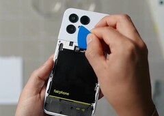 Fairphone 6 的电池特别容易更换。(图片来源：iFixit）