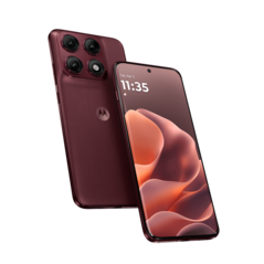 色彩为 Pantone Zinfandel 的摩托罗拉 Edge 70 Pro+。