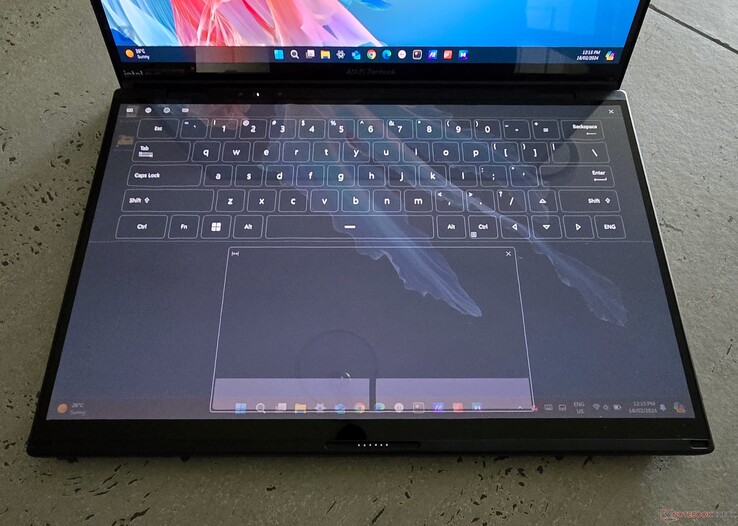 透明模式下的 Zenbook DUO 软件键盘。(图片：Notebookcheck）