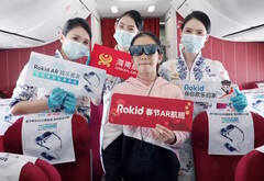 海南航空的乘客在新春航班上佩戴 Rokid Max AR 眼镜享受虚拟娱乐。(来源：Rokid）