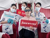 海南航空的乘客在新春航班上佩戴 Rokid Max AR 眼镜享受虚拟娱乐。(来源：Rokid）