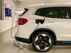 在充电站充电的电动汽车（图片来源：Eren Goldman via Unsplash）