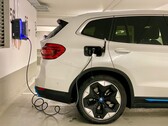 在充电站充电的电动汽车（图片来源：Eren Goldman via Unsplash）