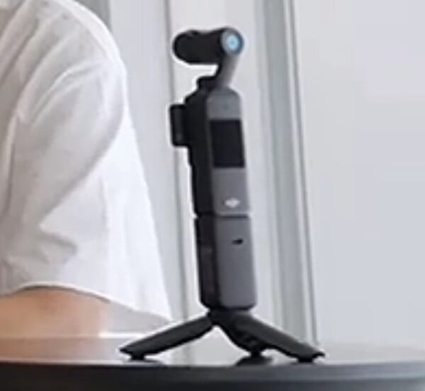 今年 8 月，第二张显示大疆 Osmo Pocket 4 的 allegdly 图片也被曝光。(图片来源：Fixed Focus Digital）