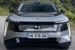 DS 7 E-Tense:这款全新豪华纯电动车(BEV)的纯电续航里程最高可达460英里,并配备345 hp的全轮驱动系统
