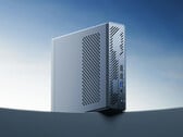 MS-01 SE 最多可配备 64GB 的 DDR4 内存。图为：展示该迷你电脑正面的宣传图。