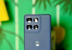摩托罗拉 Moto G86 Power 电池容量巨大，屏幕非常明亮。(图片来源：Notebookcheck）