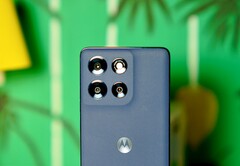 摩托罗拉 Moto G86 Power 电池容量巨大，屏幕非常明亮。(图片来源：Notebookcheck）