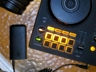 无线发射器只需一根线缆即可连接信号源。(图片来源：Notebookcheck）