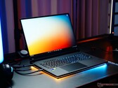 华硕 ROG Strix Scar 18 配备了巨大的 240Hz 迷你 LED 显示屏（图片来源：Notebookcheck）