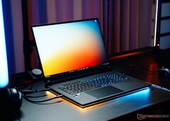 华硕 ROG Strix Scar 18 配备了巨大的 240Hz 迷你 LED 显示屏（图片来源：Notebookcheck）