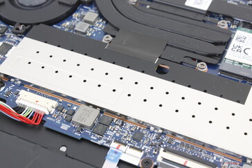 2 个可拆卸 DDR5 SODIMM 模块，由铝板保护