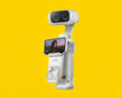 Insta360 Luna Ultra 的可拆卸遥控器上装有 OLED 屏幕。