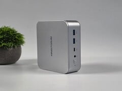 Minisforum M2 迷你 PC 前端端口视图