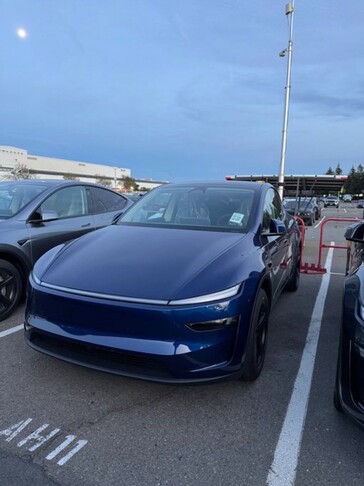 深蓝色金属漆的全新 Y 型车