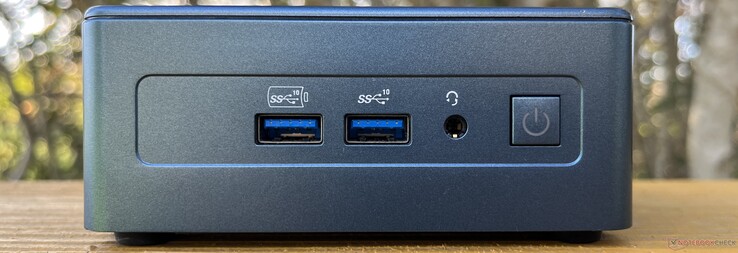 正面：2 个 USB-A 3.2 Gen 2（10 Gbps，1 个始终打开）、耳机、电源按钮