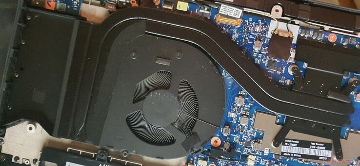T16 AMD的两根热管--左边有一个空间，因为主板来自T14。