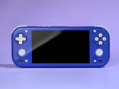 RG 55G1 采用了类似 Switch Lite 的设计。图为靛蓝色款的游戏掌机。