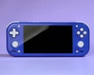 RG 55G1 采用了类似 Switch Lite 的设计。图为靛蓝色款的游戏掌机。