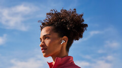 Apple 据报道，带摄像头模块的 AirPods 将于 2026 年量产（图片来源： )Apple