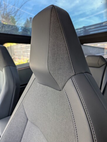 2026 Cybertruck AWD 座椅内饰。