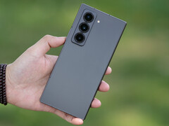 Galaxy Z Fold 特别版是目前三星最薄的可折叠手机。(图片来源：Fenibook）