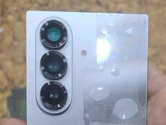 Galaxy Z Fold7 似乎融合了三星于 2024 年发布的两款Galaxy Z Fold 智能手机的设计元素。(图片来源：微博）