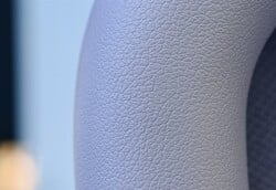 Vivo 头戴式耳机，配有柔软耳垫