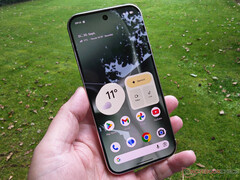 谷歌 Pixel 11 系列将配备更亮的显示屏。图：Pixel 10 XL 的正面。