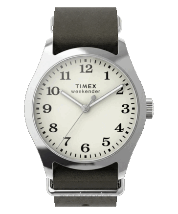Timex Weekender New England TW2Y86600 腕表,采用 34 毫米银色表壳、奶油色表盘和深绿色皮革表带。
