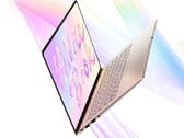 MateBook 14 Core Edition 2026 搭载 Intel Core Ultra 5 325。图示：展示这款笔记本电脑纤薄设计的宣传渲染图。