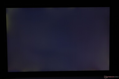 边角有中度不均匀的背光渗色