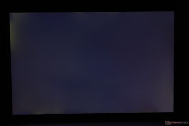 边角有中度不均匀的背光渗色