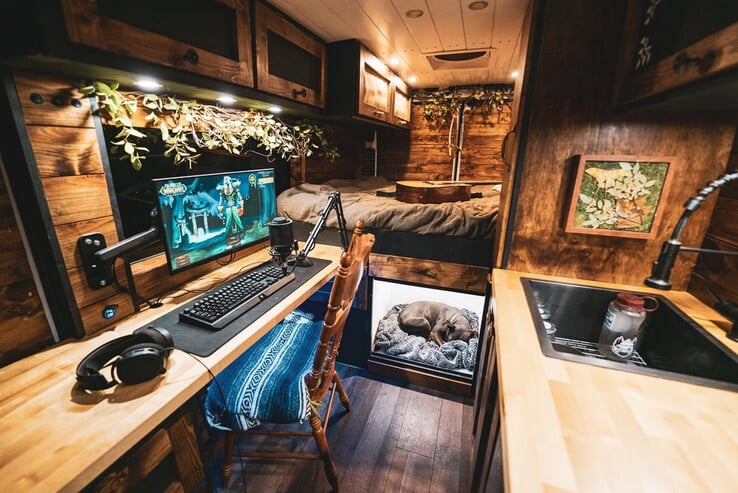 (图片来源：u/ttthefineprinttt via r/battlestations)