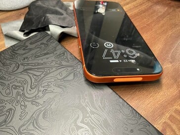 iPhone 17 Pro Max 的顶部边缘在Apple 的 TechWoven 保护套中被刮花。(图片来源：u/Jman42023）