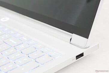 光滑的 C 盖表面没有通风孔或扬声器格栅，外观简洁大方