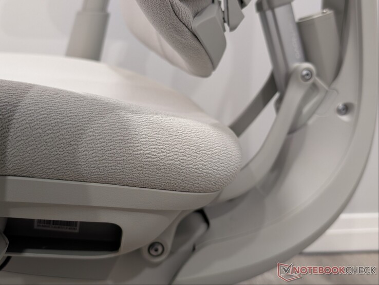 椅背采用较短的硬质泡沫。