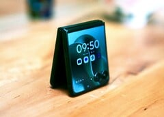 既时尚又灵活：摩托罗拉 Razr 60 Ultra。(图片来源：Florian Schmitt/Notebookcheck）