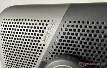 立体声扬声器隐藏在格栅后面。
