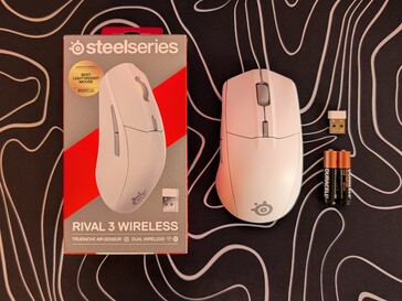 SteelSeries Rival 3 Wireless Gen 2 配有两节 AAA 电池、一个 2.4 GHz 加密狗，没有 USB 线缆。