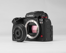 Viltrox 新推出的 AF 28 mm F4.5 Chip L 镜头配备了一个内置的滑动式镜头盖。