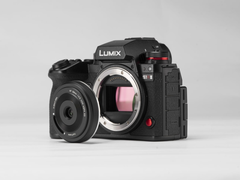 Viltrox 新推出的 AF 28 mm F4.5 Chip L 镜头配备了一个内置的滑动式镜头盖。