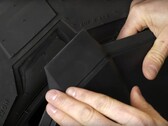 特斯拉的 Cyber Wheel Covers 似乎给这辆 "为任何星球而生 "的皮卡带来了一些麻烦。(图片来源：YouTube 上的 T Sportline）
