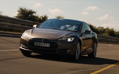 2015 Model S 90D 在 What Car 的续航测试中表现出人意料的好。(图片来源:What Car?)