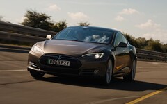 2015 Model S 90D 在 What Car 的续航测试中表现出人意料的好。(图片来源：What Car?）