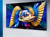 C10M 配备了 2,304 个局部调光分区，每个 LED 对应一个调光分区，并搭载了一颗负责处理的 AI 光色协同控制芯片。